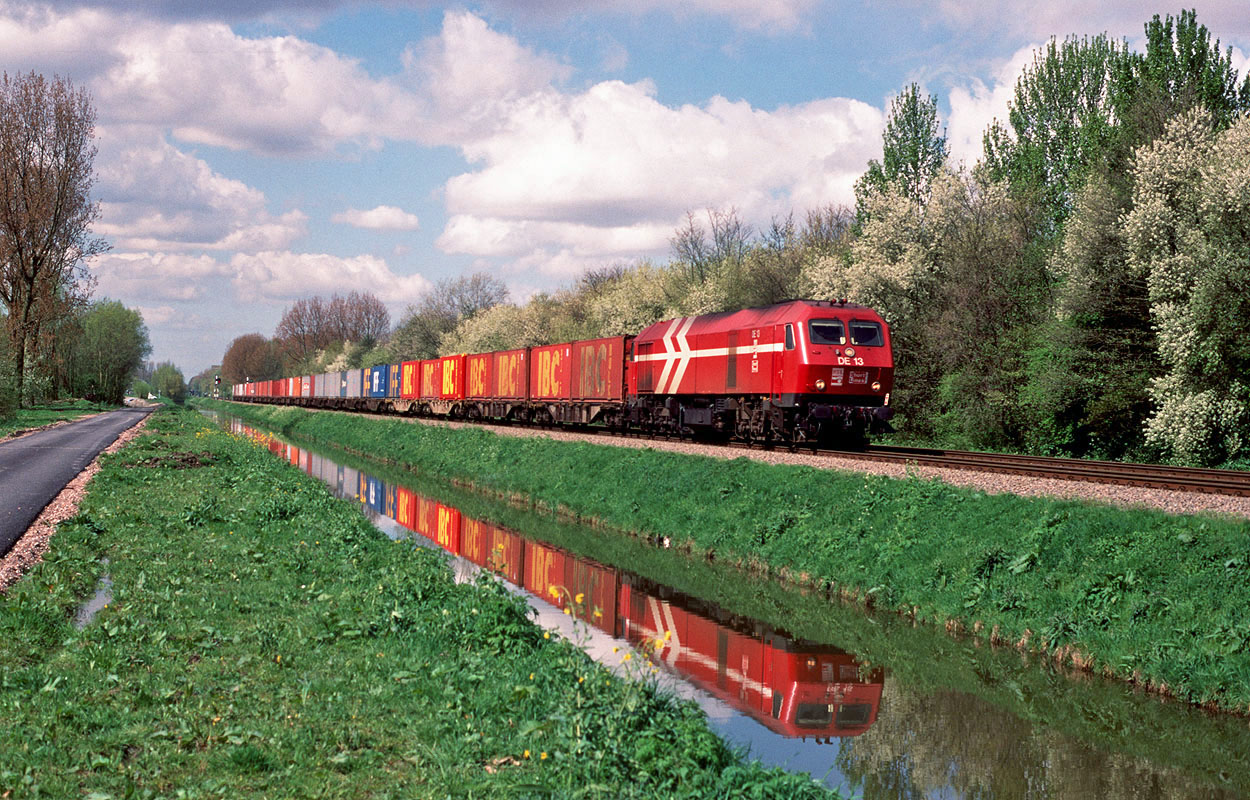 ShortLines used HGK DE 13 (one of the three type MaK DE 1024 locomotives) to haul Rail Terminal Born train 98101 (Europoort P&O NSF, NL - Sittard, NL) at Barendrecht Vork on 14 April 1999.